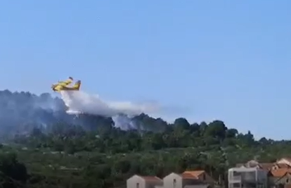 Svi vatrogasci s Brača gase požar u Selcima, bura odmaže