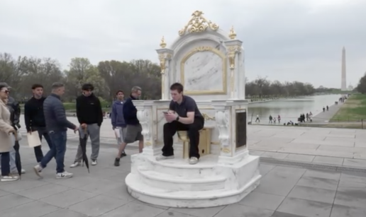 VIDEO Provokacija za Trumpa: Osvanuo tron sa zlatnim WC-om