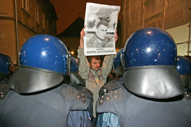 ARHIVA - Zagreb: Prosvjedi diljem zemlje zbog uhićenja Gotovine, razbijen i prozor na zgradi Vlade