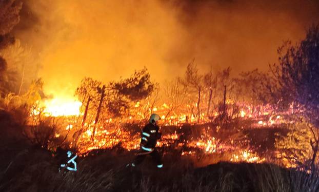 GALERIJA Pogledajte prizore borbe s buktinjom na Braču: Vatru gasilo čak 56 vatrogasaca