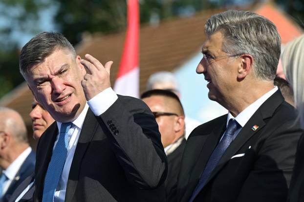 Zagreb: Uzvanici iz lože prate svečani vojni mimohod u povodu 30. obljetnice VRO Oluja