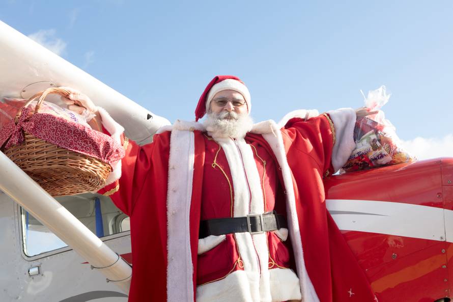 Ho, ho, ho: Djedica sletio djeci u Osijek i podijelio im darove