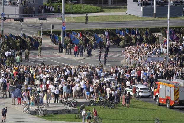 Zagreb: Građani s raznih lokacija prate vojni mimohod