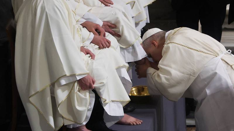 FOTO Papa u znak poniznosti oprao noge svećenicima