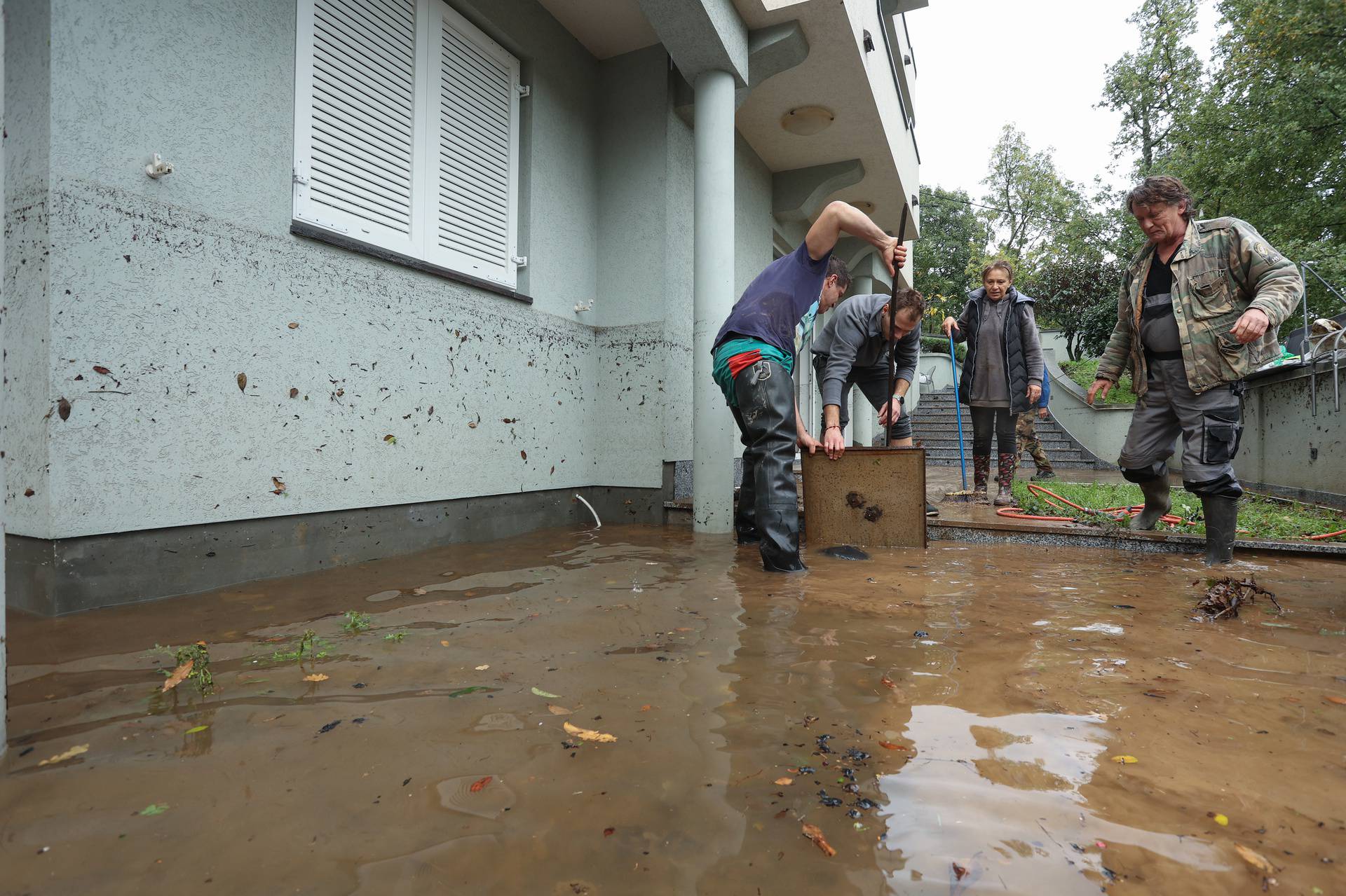 Potop u Novom Vinodolskom, građani čiste posljedice poplave 