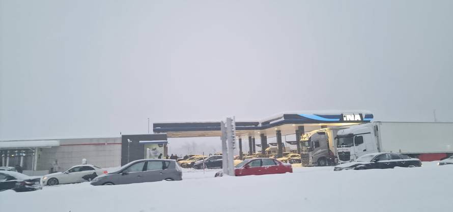 VIDEO Kolaps na autocesti A1, ljudi ne mogu skrenuti ni na pumpu: 'Nismo vidjeli ralice...'