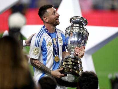 FOTO Gležanj kao lopta: Messi se slomio usred finala pa slavio rekordni 45. trofej u karijeri