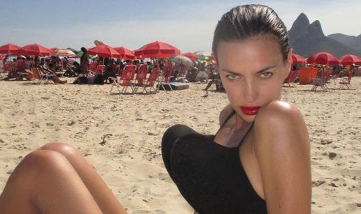 'Izgleda kao loš photoshop': Irina Shayk pozirala u čudnom grudnjaku pa zbunila pratitelje