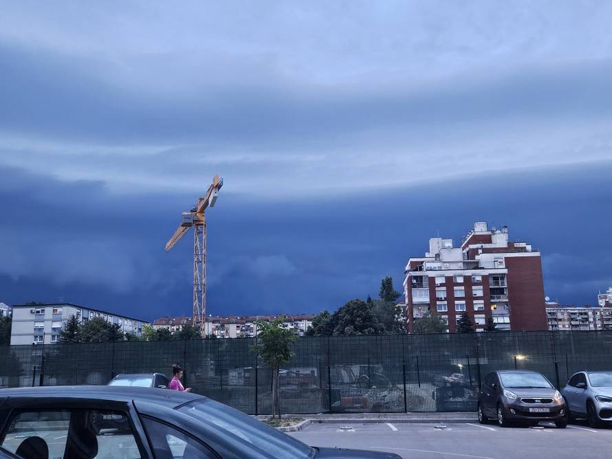 FOTO Crni oblaci zamračili nebo nad Zagrebom: 'Snažan vjetar mi je sve razbacao na balkonu'