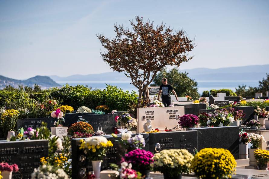 Splićani u obilasku grobova svojih najmilijih na groblju Lovrinac