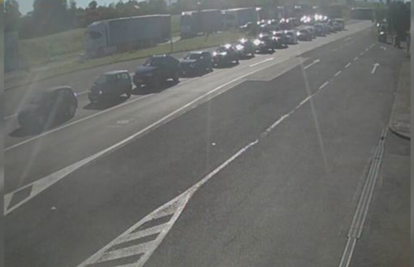 Prosvjed vozača kamiona u BiH, prekinut promet teretnih vozila na prijelazima Županja i u Lici