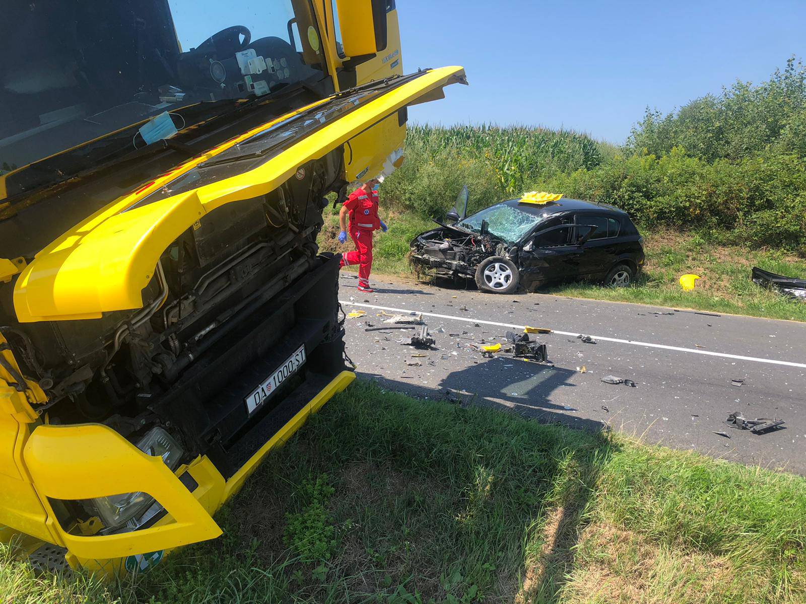 Nesreća kraj Lipika: Sudarili se kamion i auto pa sletjeli u kanal