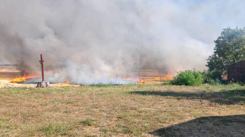 FOTO Požar kod Vinkovaca: Vlak zaiskrio i zapalio travu...