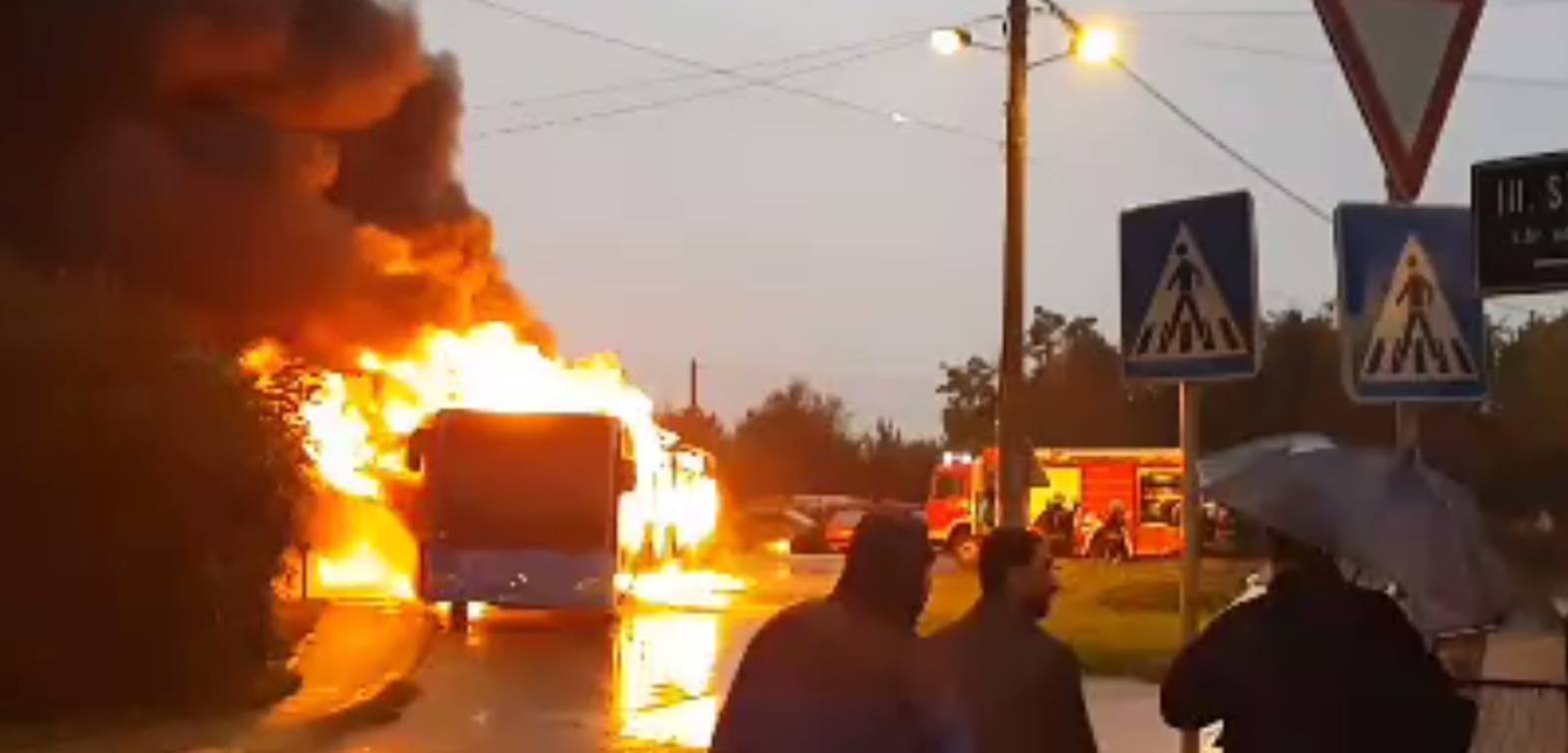 Dramatična snimka iz Zagreba: Bus planuo, putnici bježali van!