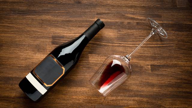 Ohladite vino u samo 7 minuta uz ovaj genijalan trik s krpom