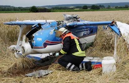 U polju pšenice sudarili se sportski avion i automobil