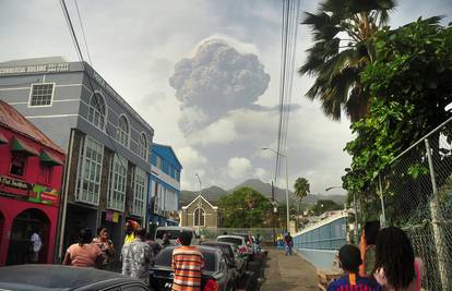 VIDEO I kruzeri pomažu prevesti ljude na sigurno nakon erupcije, premijer plače pred kamerema