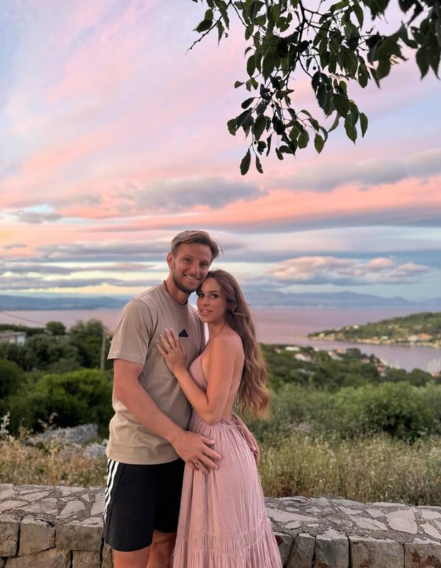 FOTO Dok Split čeka, obitelj Rakitić uživa u grčkoj idili...