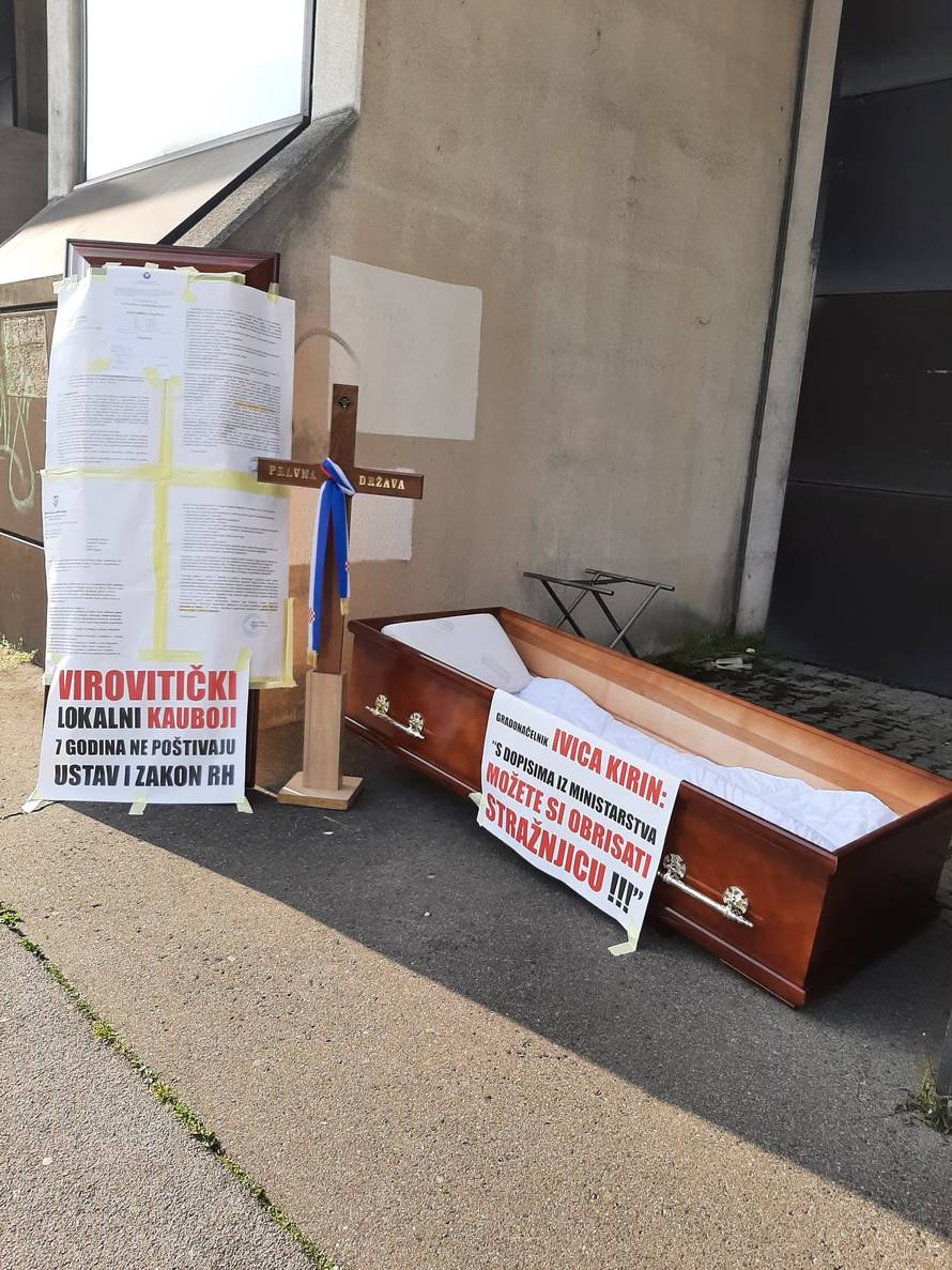 Obrtnik koji štrajka u Zagrebu proveo je noć u lijesu ispred Ministarstva: 'Ostajem ovdje'