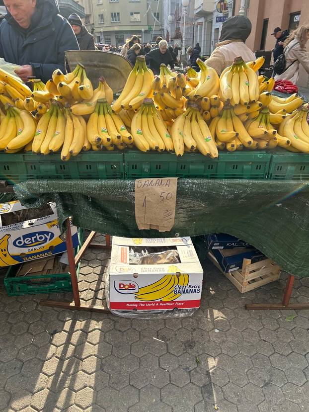 FOTO Građani šokirani! Za kilu janjetine 20 eura, rajčice po 7, a orada na Dolcu čak 28 eura