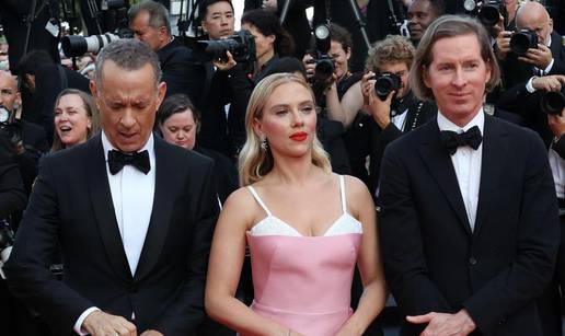 Scarlett Johansson u Cannesu pokazala grudnjak: Potpuni promašaj ili novi ljetni trend?