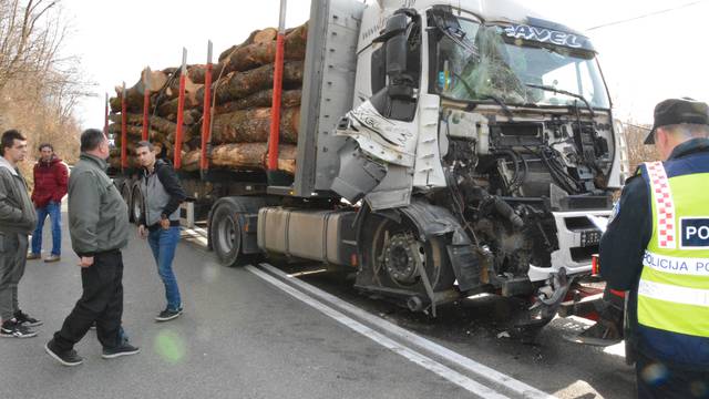 Prešla u drugi trak, sletjela u kanal i izazvala sudar kamiona