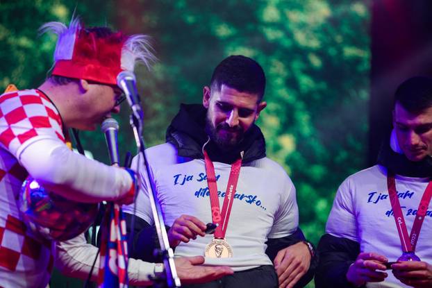 Zadar: Dominik Livaković i Martin Erlića potpisali lopte te ih ispucali u okupljene navijače