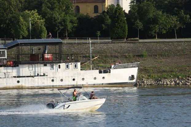 Osijek: Visoka temperatura je  izmamila mnogobrojne građane na osvježenje u Dravi