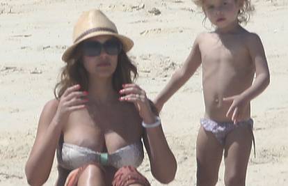 Pokazala je trudnički trbuh: Jessica Alba uživala na plaži