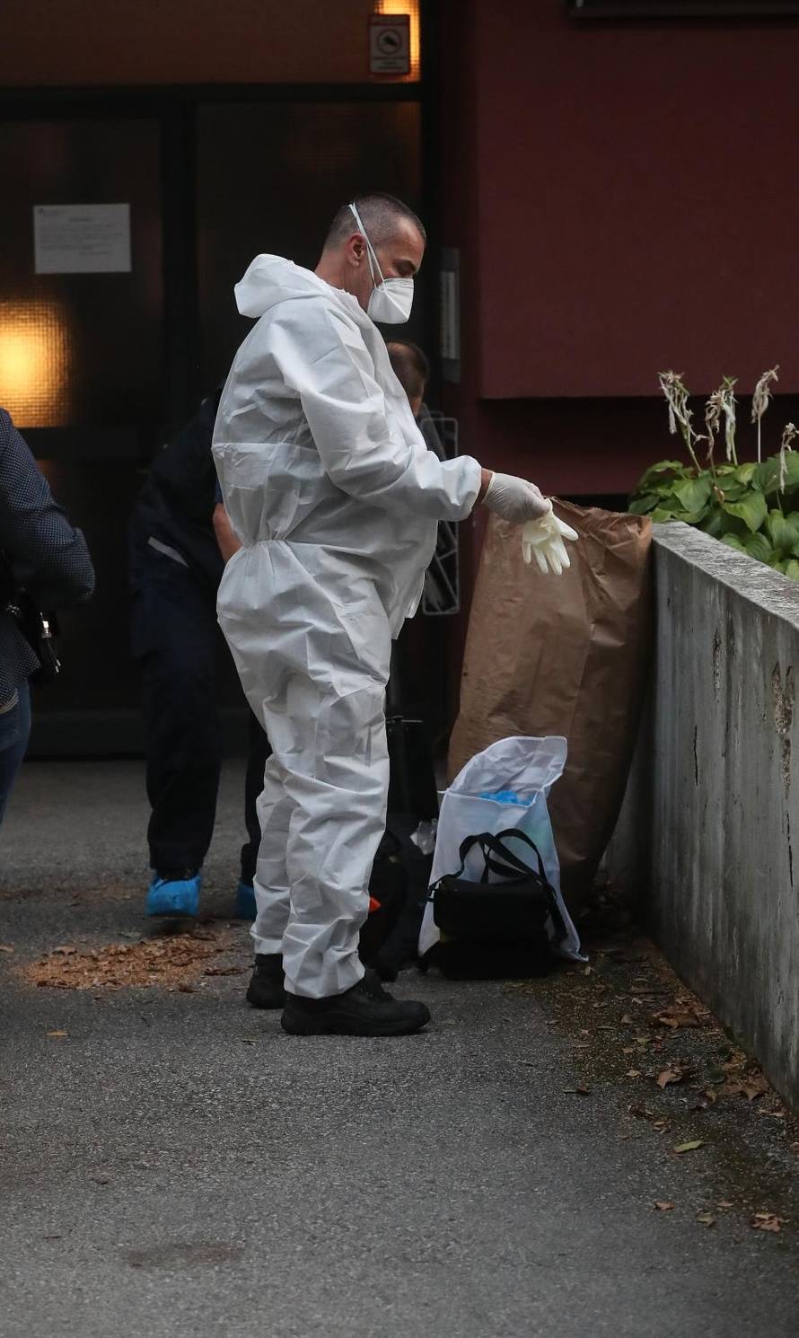 Zagreb: Policijski očevid na Savici gdje su pronađena dva muška tijela