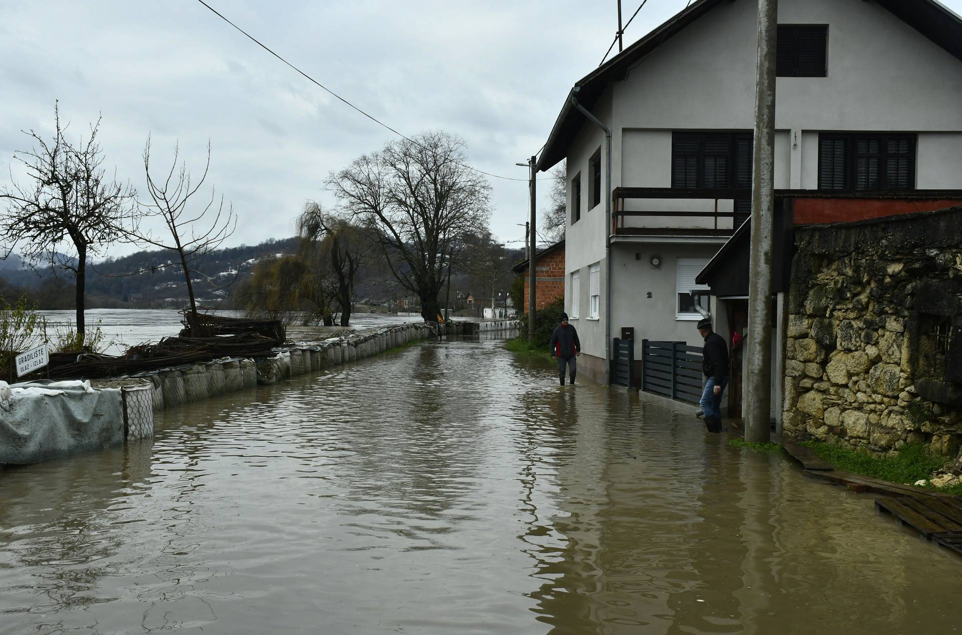 Dio Hrvatske Kostajnice pod vodom, izlila se rijeka Una