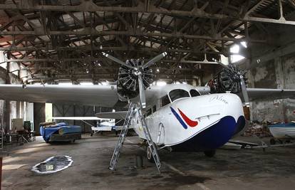 Oldtimer među avionima: Prije 12 god. parkirali ga u Slavoniji