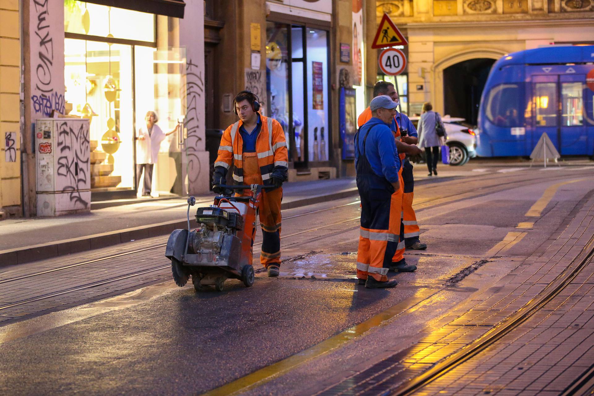 Zagreb: Stanovnici centra bez vode zbog puknuća cijevi u Frankopanskoj ulici