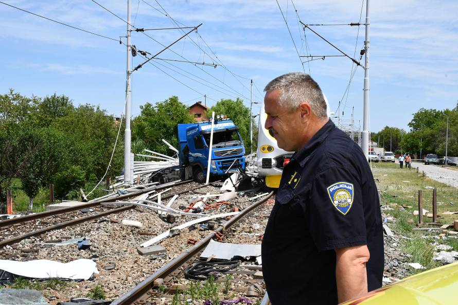 Vozač koji je poginuo u naletu vlaka kod Sl. Broda nije stao na zvučnu i svjetlosnu signalizaciju