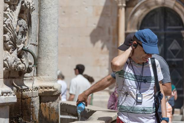 Brojni turisti traže osvježenje na visokim temperaturama u Dubrovniku