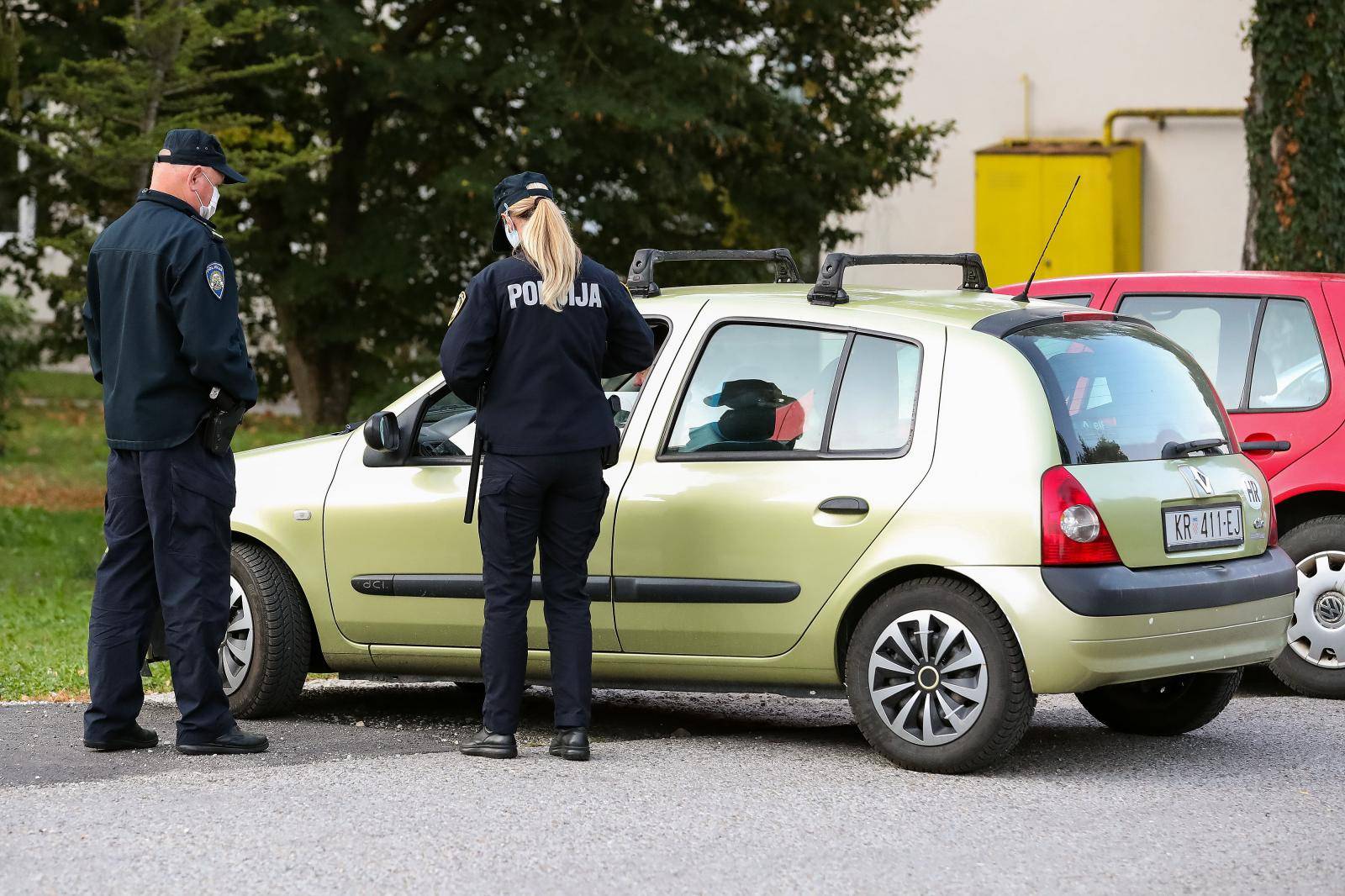 Jedna osoba privedena je ispred škole u Krapinskim Toplicama