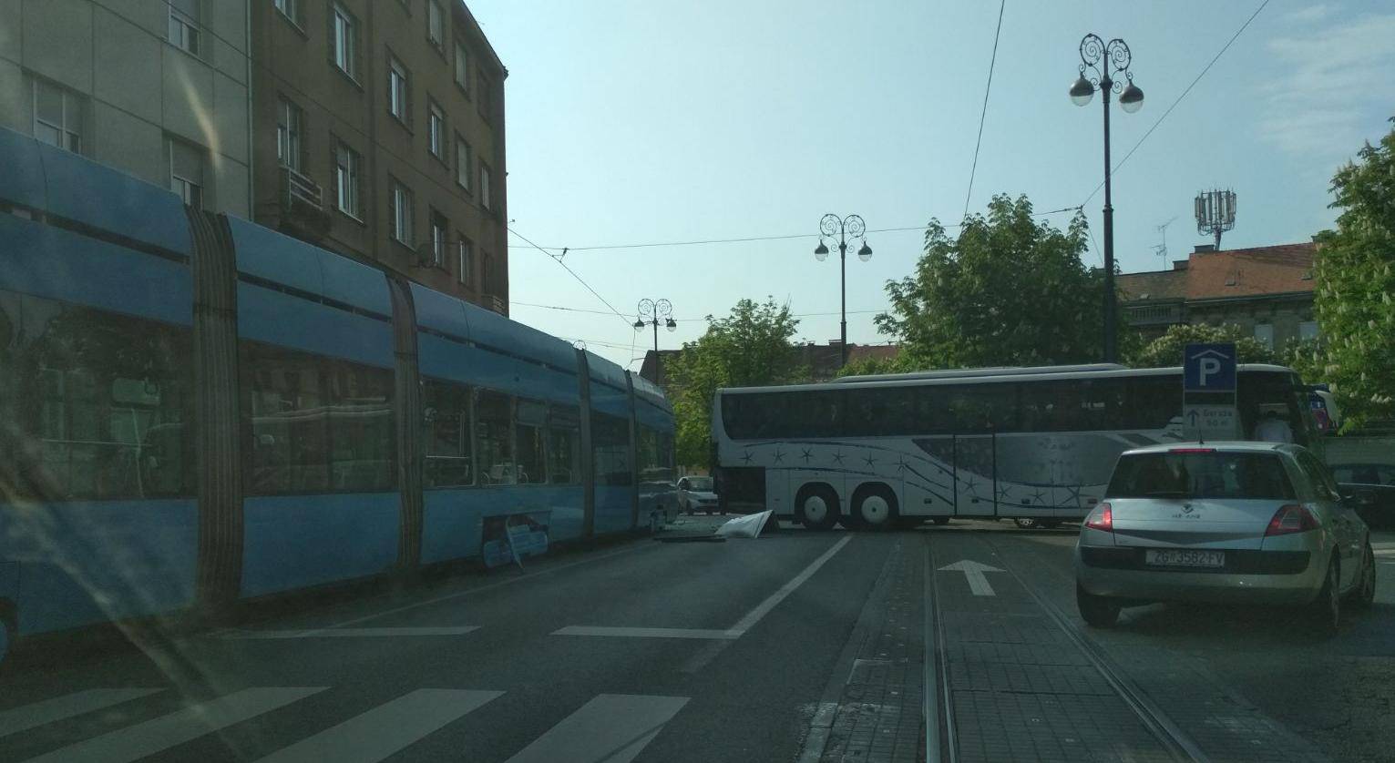 Na Langovom trgu u Zagrebu sudarili se autobus i tramvaj