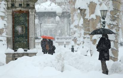 Zagreb: Pješaci se jedva probijali kroz visoke nanose snijega