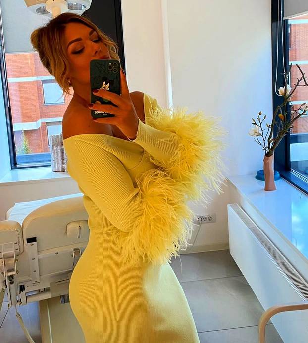 FOTO Sandra na Tahitiju otkrila tetovažu i ukrotila opasnu ražu