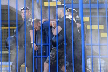 Policija privodi navija&ccaron;e na utakmici izme&dstrok;u Dinama i Hajduka