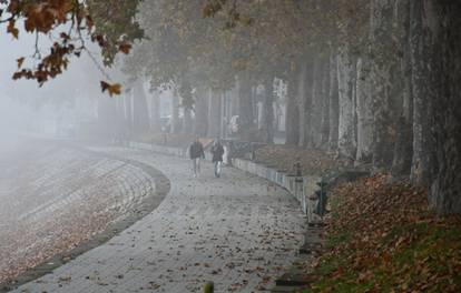 FOTO Gusta magla prekrila ulice u Slavonskom Brodu