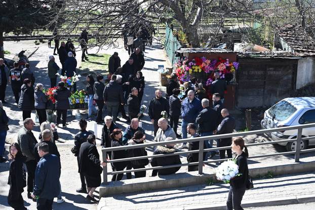 Brojni stanovnici Kočana oplakuju poginule na dan njihova sprovoda