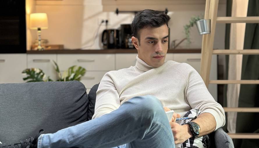 Mladi pjevač prisjetio se teškog djetinjstva: 'Učiteljica klavira me tukla, a majka ismijavala...'