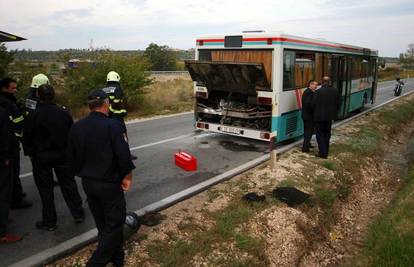 Zapalio se autobus pun srednjoškolaca  kraj Zadra