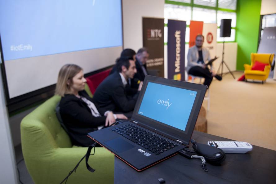 Emily vas vidi i zna kako se osjećate, a dolazi iz Hrvatske