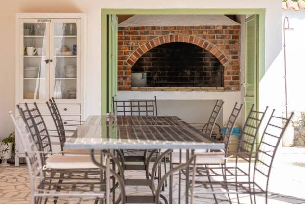 FOTO Ovaj predivan kameni dvorac s bazenom se prodaje za manje od 2 milijuna eura!