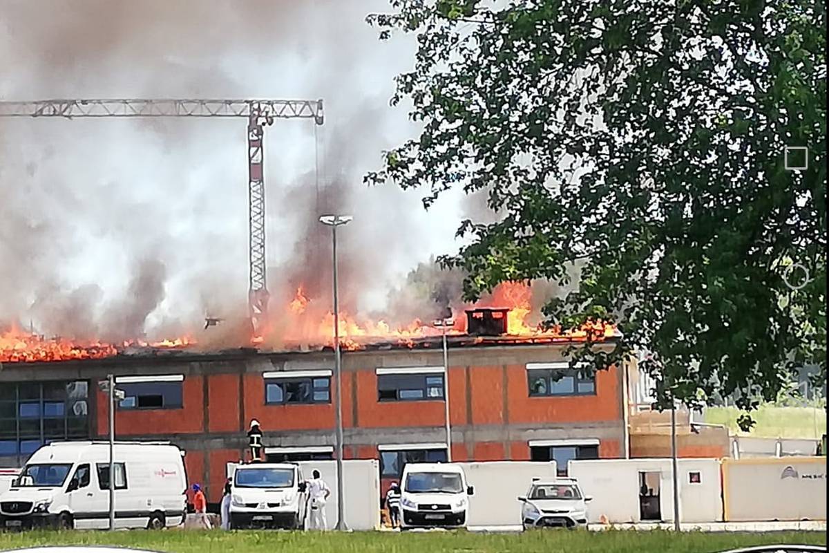 Vatrogasci ugasili požar: Gorio je krov nove zgrade u vojarni
