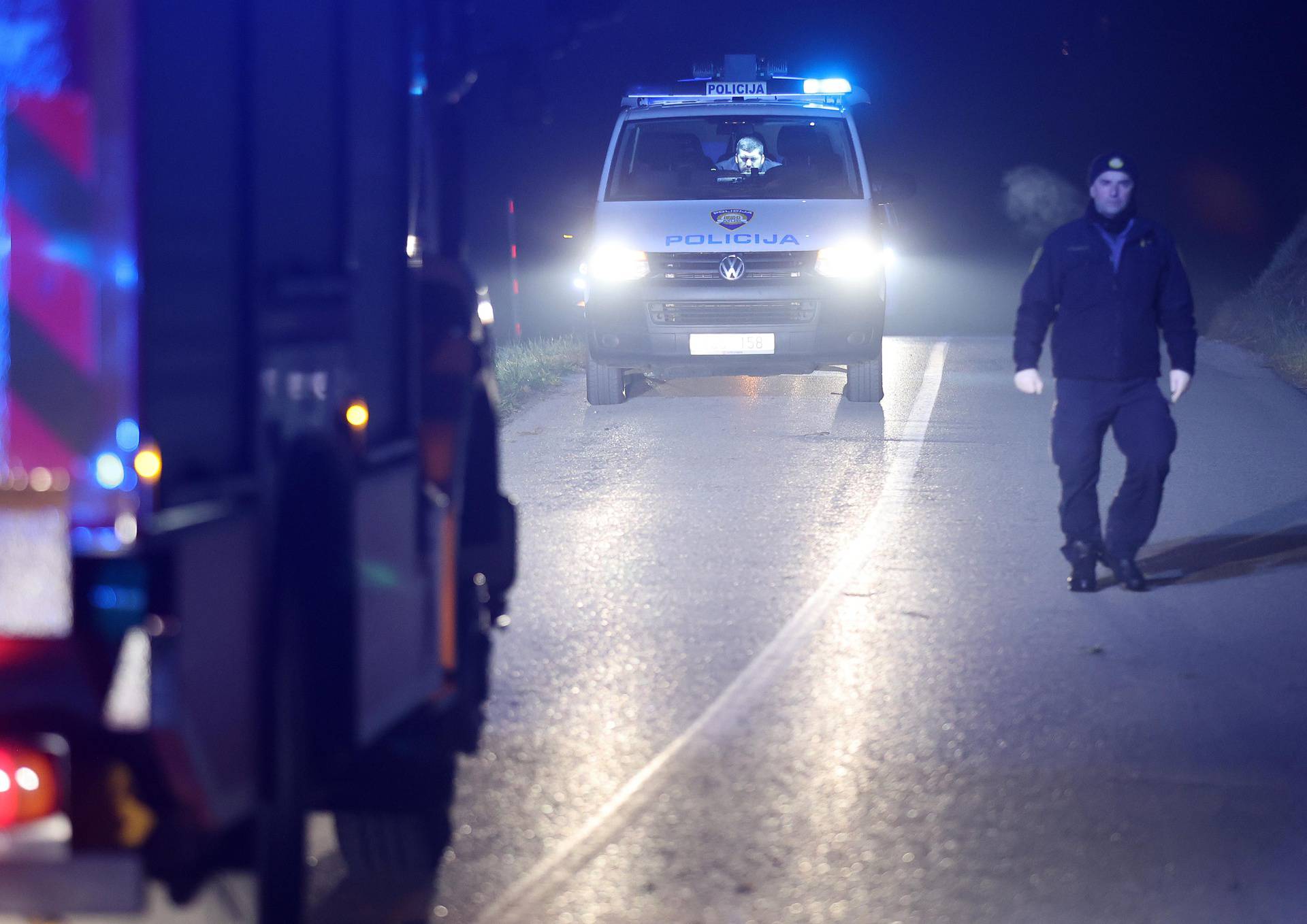 FOTO Užas kod Zeline: Izletio s ceste,  nakon prevrtanja završio u kanalu. Poginuo jedan čovjek