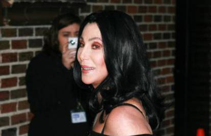 Cher (64) mami muške poglede u prozirnoj majici i tajicama 