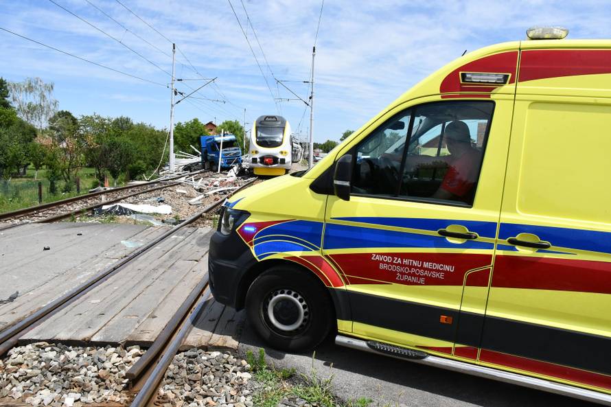 Vozač koji je poginuo u naletu vlaka kod Sl. Broda nije stao na zvučnu i svjetlosnu signalizaciju